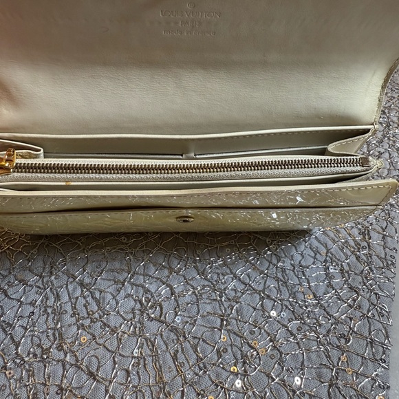 LV Vernis Flap Wallet - Picture 3 of 3